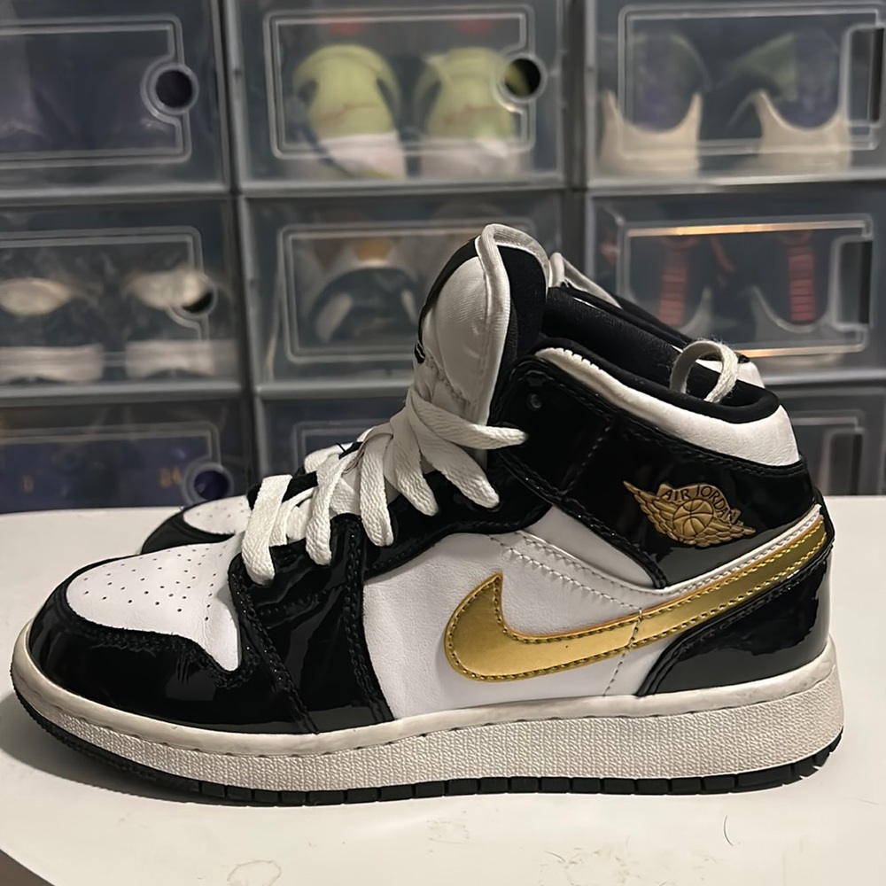 Jordan 1 Mid Patent “Black Gold”
